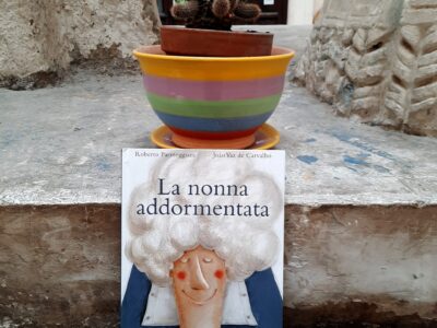 La nonna Addormentata- Roberto Parmeggiani e Joao Vaz De Carvalho- casa editrice Kalandraka